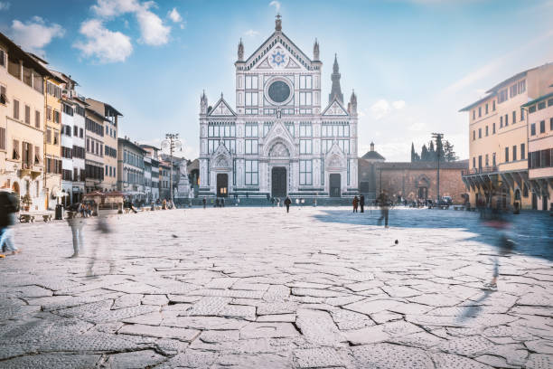 フィレンツェのサンタクローチェ教会-広場からの te メインフロントの眺め - piazza di santa croce ストックフォトと画像