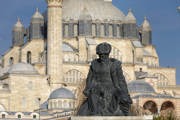 estatua de mimar sinan frente a la mezquita de selimiye, edirne, turquía - architect sinan fotografías e imágenes de stock