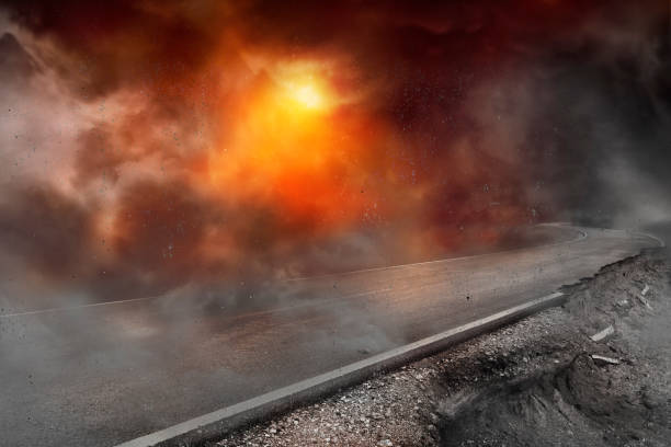 A estrada foi destruída e danificada com poeira e fumaça pela guerra - foto de acervo