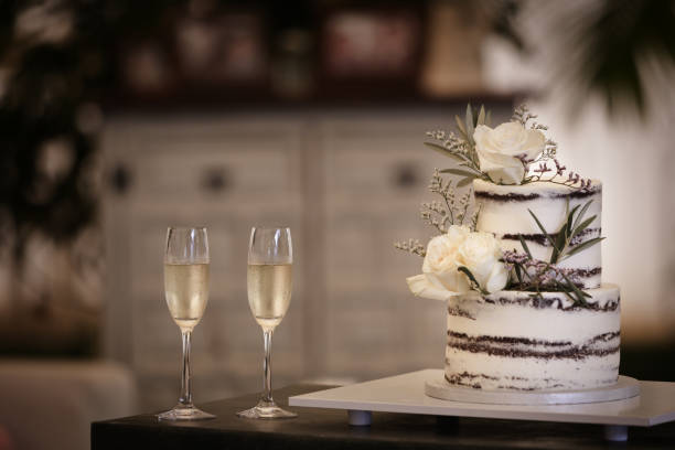 wedding cake and cava glasses - wedding cake wedding reception bouquet wedding imagens e fotografias de stock