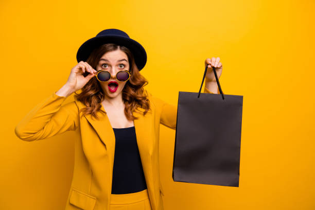 nahaufnahme foto schön, sie ihre dame schwarzer freitag tragen carry päckchen perfekter look käufer geschenk geschenk geburtstag niedrigen preisen tragen spezifikationen formale trachtenanzug isoliert gelb hellen hintergrund - scherzartikel stock-fotos und bilder