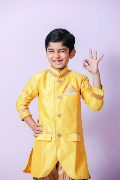 전통적인 착용에 귀여운 인도 아이 - kurta 뉴스 사진 이미지