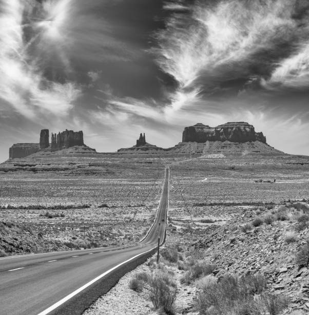 istock Road to Monument Valley, Arizona 1152395577