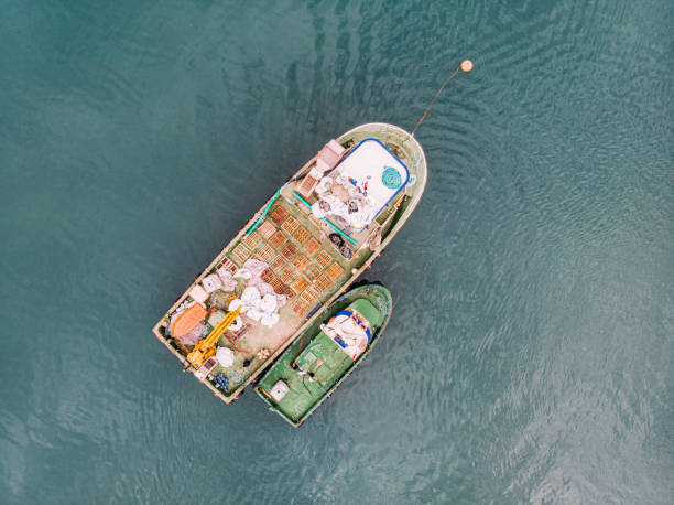 海の上の空中ビュー漁船 - cloud sailboat fishing boat fishing industry ストックフォトと画像