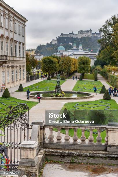 A Mirabellgarten Vagy Mirabell Kert A Salzburgi Mirabellpalota Kertje Ausztria témájú stock fotó – Kép letöltése most