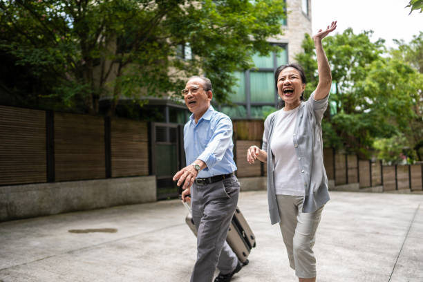 istock Grandparents arriving at children's front yard 1152396428