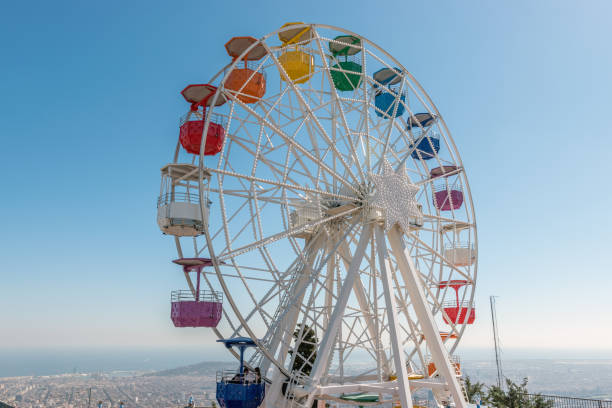 roda de ferris colorida velha no fundo do céu azul. - mount tibidabo - fotografias e filmes do acervo