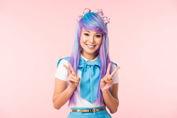 alegre chica de anime asiática en peluca púrpura mostrando signos de paz aislados en rosa - cosplay de anime fotografías e imágenes de stock