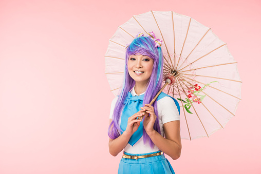 Chica De Anime Asiática Sonriente En Peluca Sosteniendo Paraguas De Papel  Aislado En Rosa Foto de stock y más banco de imágenes de Cosplay - iStock
