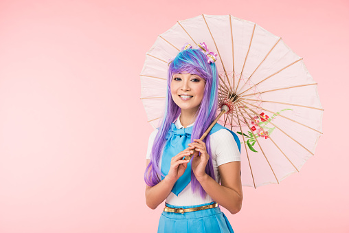 Chica De Anime Asiática Sonriente En Peluca Sosteniendo Paraguas De Papel Aislado En Rosa Foto de stock y más banco de imágenes de Cosplay - iStock Chica De Anime Asiática Sonriente En Peluca Sosteniendo Paraguas De Papel Aislado En Rosa Foto de stock y más banco de imágenes de Cosplay - iStock