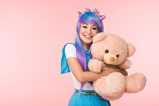 Chica De Anime Asiática Sonriente En Peluca Sosteniendo El Oso De Peluche Aislado En Rosa Foto de stock y más banco de imágenes de Adulto - iStock Chica De Anime Asiática Sonriente En Peluca Sosteniendo El Oso De Peluche Aislado En Rosa Foto de stock y más banco de imágenes de Adulto - iStock