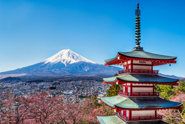 el monte fuji nevados y la pagoda de chureito, una pagoda de cinco pisos también conocida como el monumento fujiyoshida cenotaph, fujiyoshida, japón - prefectura de yamanashi fotografías e imágenes de stock