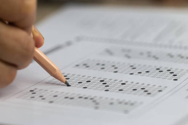 концепция теста школы образования : руки студента, держащего карандаш для тестирования экзаменов, пишущих лист ответа или упражнения для с� - routine стоковые фото и изображения