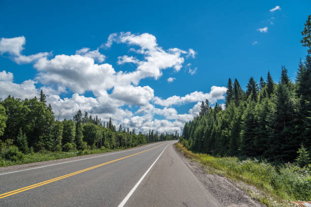 carretera trans canada - spaciousness fotografías e imágenes de stock