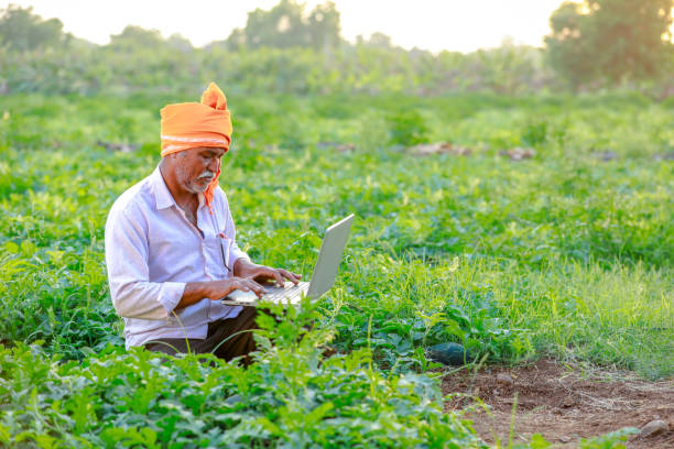 granjero rural indio usando laptop - farmer rural scene laptop computer fotografías e imágenes de stock