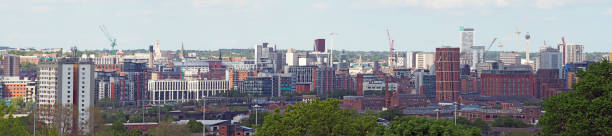 una amplia vista panorámica que muestra el conjunto del centro de la ciudad de leeds con torres apartamentos carreteras y edificios comerciales contra un cielo azul - leeds england leeds town hall town uk fotografías e imágenes de stock