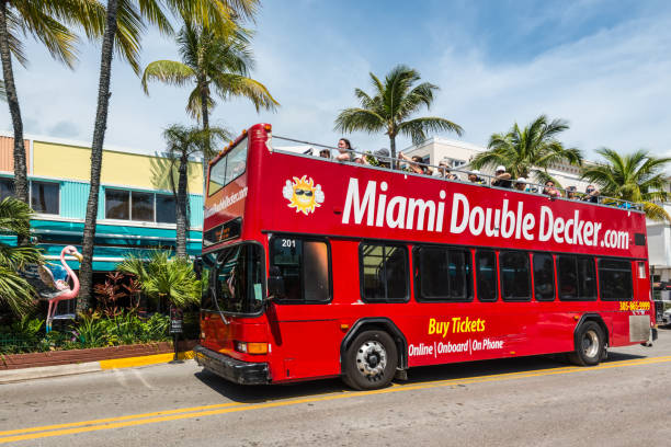 streetview historycznej dzielnicy art deco w miami south beach z autobusem turystycznym hop-on hop-off - transportation bus mode of transport public transportation zdjęcia i obrazy z banku zdjęć