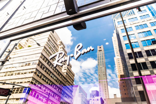 ray ban loja em bloomingdale ' s department store em nova york, eua - raybans - fotografias e filmes do acervo