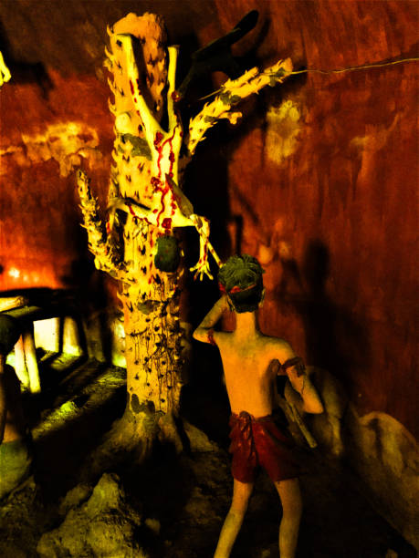 Nan,Thailand-April 13,2018:Wat Phu Mintr,BuddhistTemple,Nan:Thailand temple (Buddhist believe that Evildoer after his death go to hell)People statue in the Hell of the Abyss be punished in Silk Floss Tree,naked sinners climbing thorn-covered trees. nan, tailandia-13 de abril de 2018: wat phu mintr, buddhisttemple, nan: tailandia temple (budista cree que evildoer después de su muerte ir al infierno) estatua de la gente en el infierno del abismo ser castigado en el árbol del hilo de seda, pecadores d