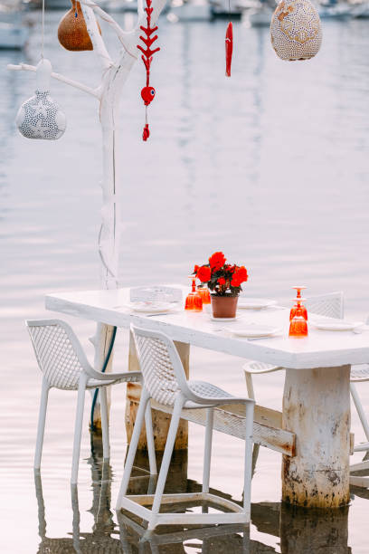 바다에 아름 다운 레스토랑 테이블 - 굼베 뉴스 사진 이미지