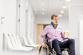 junger-mann-mit-halsband-sitzt-auf-rollstuhl-auf-krankenhauskorridor.jpg?b=1&s=170x170&k=20&c=pciWDf3lgIfwIQMDhL6lrrkMzvShmGHANmzBaE03AY0=