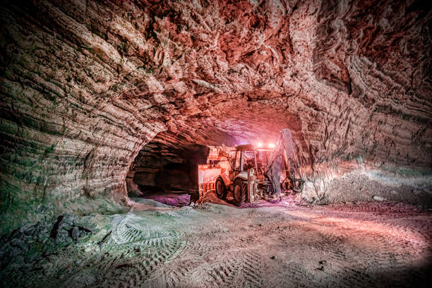 Grotte de sel et un véhicule de chargeur fonctionnant - Photo