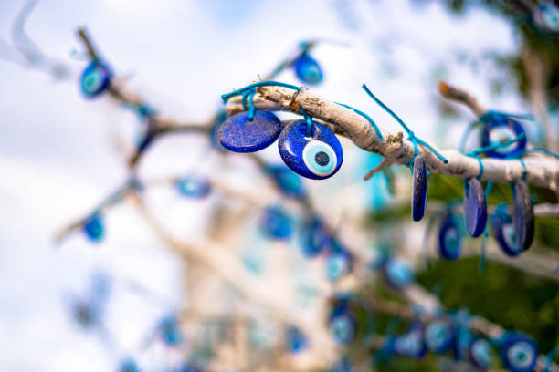 an ein baumes auge gefesselt - nazar boncugu stock-fotos und bilder