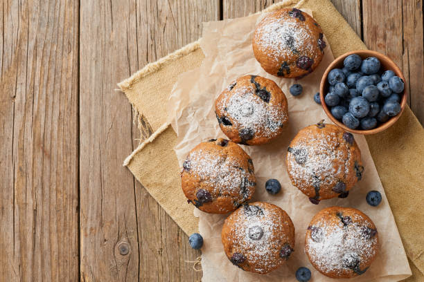 muffin blueberry, widok z góry, kopiuj miejsce. babeczki z jagodami na starym rustykalnym drewnianym stole, śniadanie z ciastem - blueberry muffin zdjęcia i obrazy z banku zdjęć