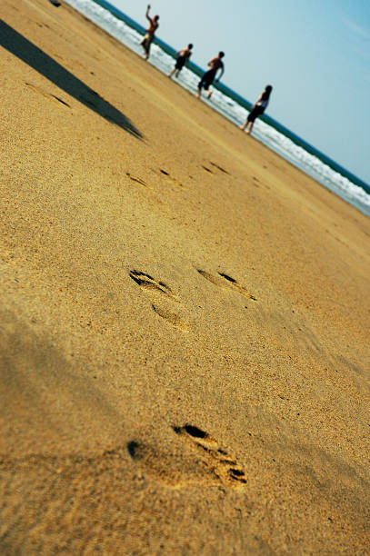 giochi sulla spiaggia - disapear into horizon foto e immagini stock