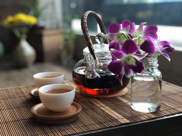 보라색 꽃과 중국 차 냄비 - chinese tea tea tea crop wood 뉴스 사진 이미지