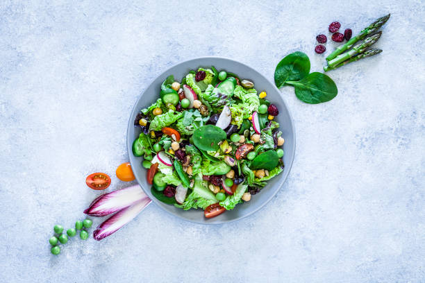 wegańskie jedzenie: zdrowa sałatka ze świeżych warzyw nakręcona z góry - vegetarian salad zdjęcia i obrazy z banku zdjęć