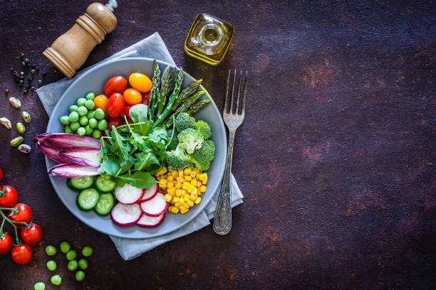 salada fresca saudável dos vegetais disparado de acima com espaço da cópia - eating utensil green pea vegetarian food organic - fotografias e filmes do acervo