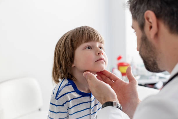 médecin vérifiant les amygdales du patient à l’hôpital - throat photos et images de collection