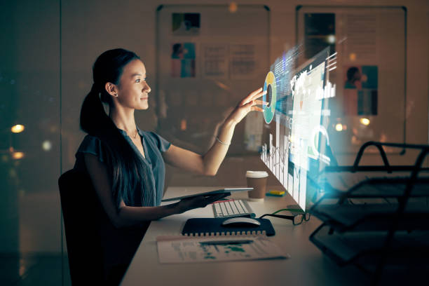 desenvolvimento de software após o pôr-do-sol - businesswoman using computer computer monitor women - fotografias e filmes do acervo