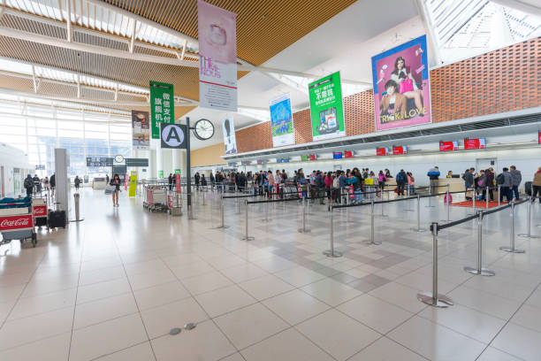 crowed de touristes au hall de départ de l’aéroport new shin chitose à hokkaido, japon - new chitose photos et images de collection