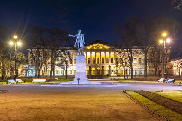 monument pour le poète alexandre pouchkine sur la place de la culture la nuit, saint-pétersbourg, russie - pushkin photos et images de collection