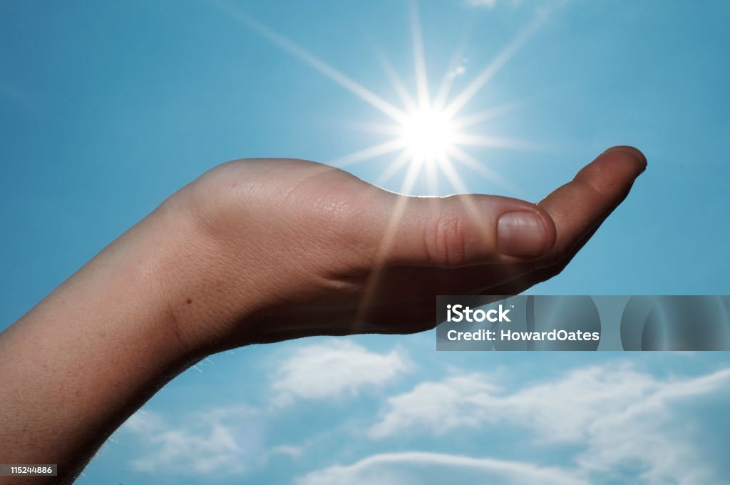 Mão segurando o sol - Foto de stock de Luz royalty-free