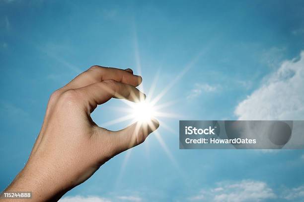 Mão Agarrando O Sol - Fotografias de stock e mais imagens de Agarrar - Agarrar, Formato de Estrela, Ao Ar Livre