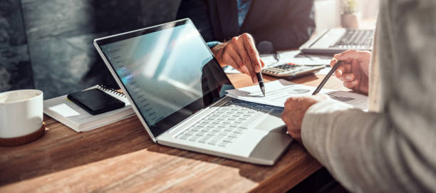 biznesmen omawiający raport budżetowy - laptop computer finance business zdjęcia i obrazy z banku zdjęć