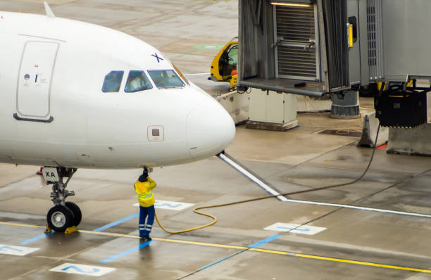 aereo in una tribuna. - runway airport rain wet foto e immagini stock