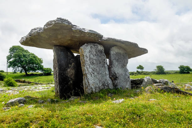 polnabrone dolmen, 5 000 anni a burren, co. clare - irlanda - county clare immagine foto e immagini stock