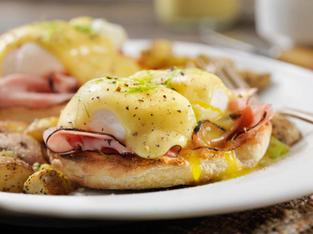 eggs benedict with black forest ham and hash browns - hollandaise sauce imagens e fotografias de stock