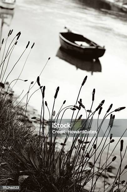 Photo libre de droit de Bateau Daviron Sur La Rivière banque d'images et plus d'images libres de droit de Bateau de plaisance - Bateau de plaisance, Bateau de pêche, Bateau à rames