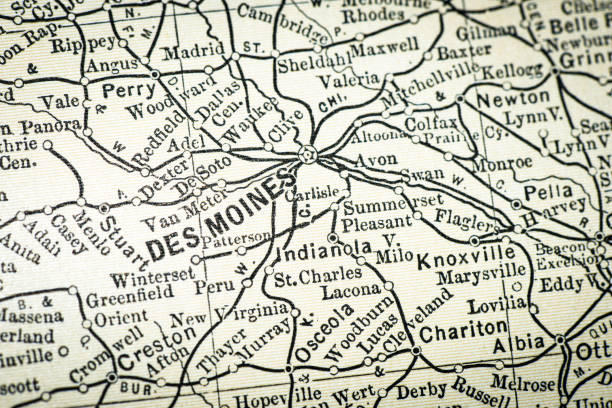 illustrazioni stock, clip art, cartoni animati e icone di tendenza di dettaglio ravvicinato mappa usa antica: des moines, iowa - iowa map