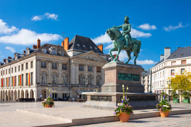 monumento di jeanne d'arc (joan of arc) in place du martroi a orleans, francia - jeanne foto e immagini stock