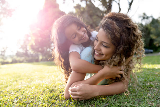 piękny portret matki bawiącej się z córką na świeżym powietrzu - outdoors playing family spring zdjęcia i obrazy z banku zdjęć