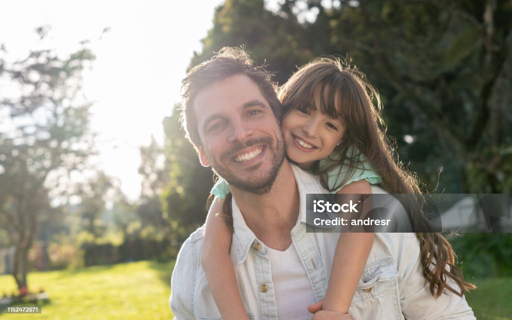 Retrato De Un Padre Amoroso Jugando Al Aire Libre Con Su Hija Foto de stock  y más banco de imágenes de Aire libre - iStock