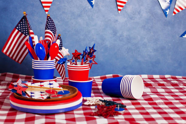 4ème juillet l’indépendance et la fête du travail table de célébration américaine vérifier nappe - napkin american flag holiday fourth of july photos et images de collection