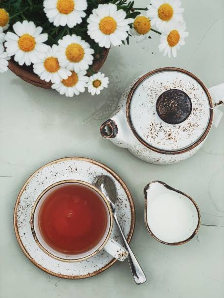 ティータイム。英国式 朝食のお茶、ティーポット、ミルクのオーバーヘッドビュー - 紅茶 ストックフォトと画像