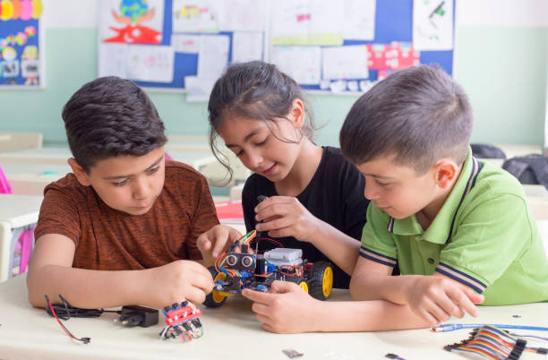 turkish student group are developing the robot in the classrom - stem imagens e fotografias de stock